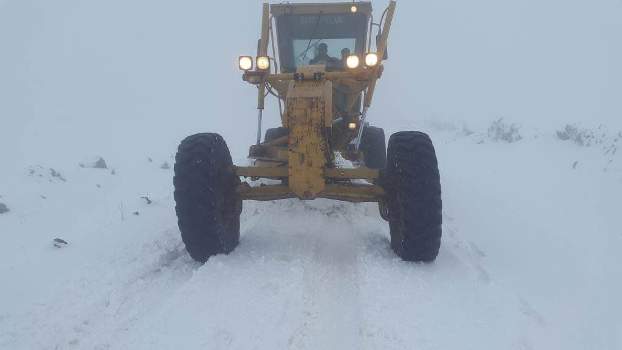 Urfa'da karla kaplı yolları açma çalışmaları yapılıyor