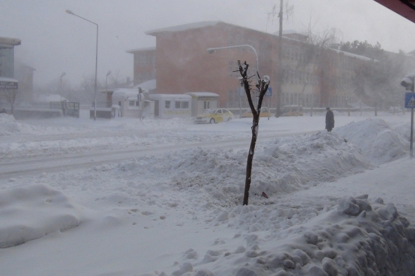 Türkiye'de etkili olan kar yağışı okulları tatil ettirdi