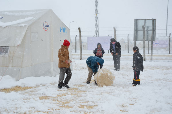 Suruç'taki kampta renkli kar görüntüleri
