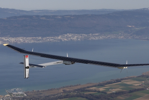 Dünyanın ilk güneş enerjili uçağı havalandı