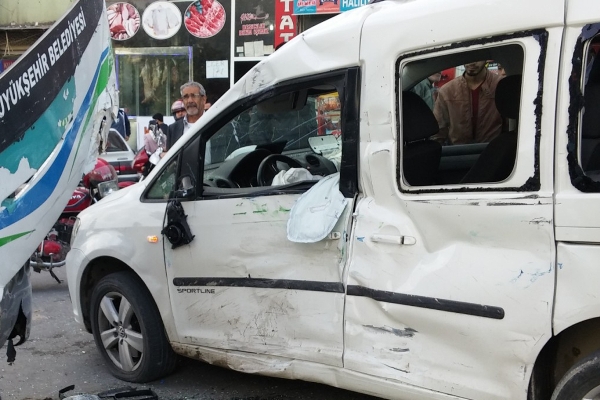 Halk otobüsü ile sivil bir arac çarpıştı: 2 yaralı