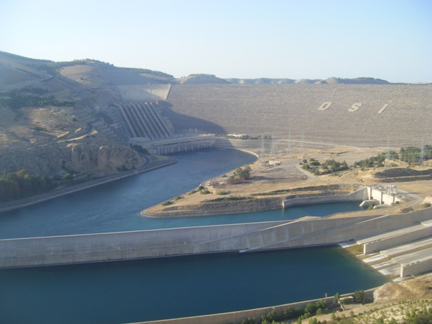 Atatürk barajı kapakları açtı