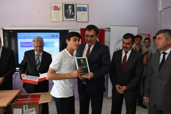 Şanlıurfa'da Öğrencilere tablet dağıtıldı