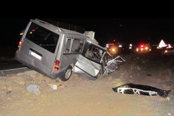 Minibüs TIRa arkadan çarptı: 2 ölü