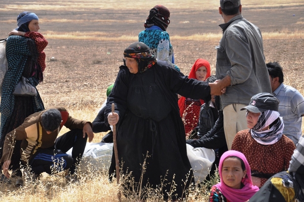 Sınırda bekleyen Suriyeliler Akçakaleye taşındı