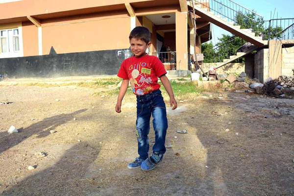 Yürüyemeyen felçli çocuk yardım bekliyor