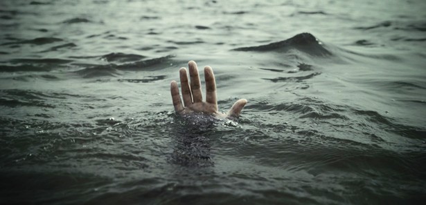 Baraj gölüne giren genç boğuldu