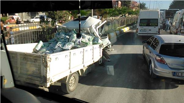 Şanlıurfa'da Belediye otobüsüne çarptı, ağır yaralandı