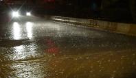 Diyarbakır'da sağanak yağış serinletti