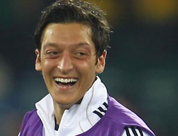Mesut Özil gol atınca sevinecek mi?