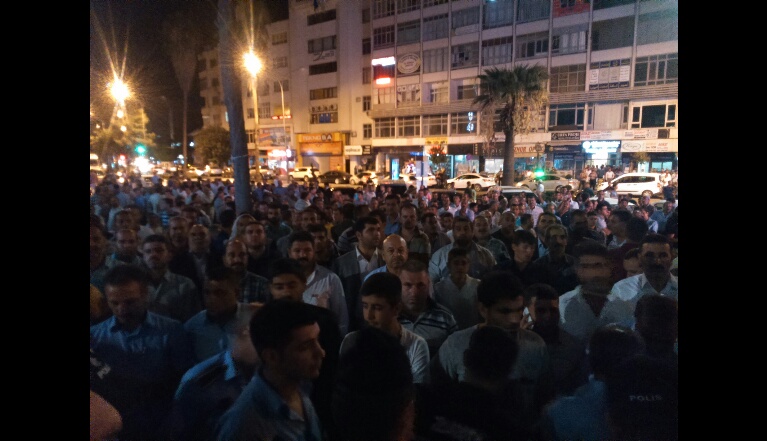 Büyükşehir Belediye önünde binlerce kişi karşıladı
