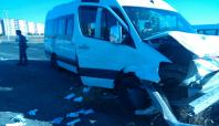 Ergani'de yolcu minibüsü bariyerlere çarptı