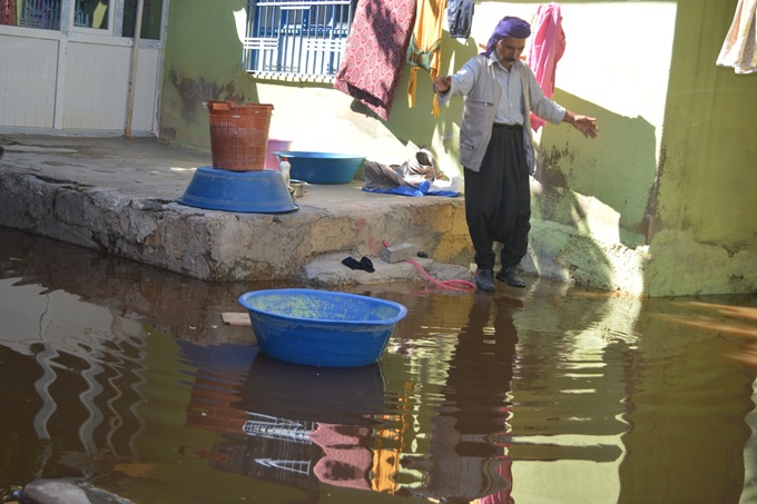 Hilvan'da kimi evleri kanalizasyon suyu bastı