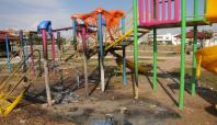 Tarsus'ta çocuk parkını yaktılar