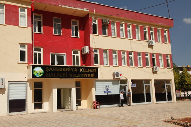 Belediye Binasına Kürtçe ve Türkçe tabela astılar