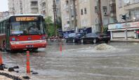 Diyarbakır'da cadde ve sokaklar sular altında kaldı