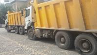 Cizre'de barikat için taş taşıyan 2 kamyona el kondu