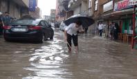 Kızıltepe'de aniden bastıran yağmur hayatı felç etti