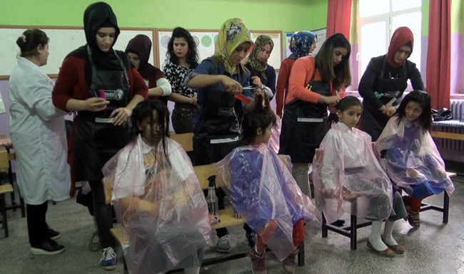 Kursiyerler köyde köy kızlarını saç bakımı yaptılar