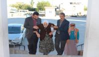 Kahta'da 103 yaşındaki kadın oy kullanmaya gitti