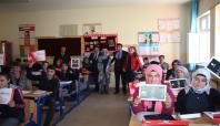 Karlıova'da öğrencilere tablet dağıtıldı