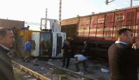 Demiryolunda elektrik hattı döşeyen işçilere tren çarptı: 1 ölü