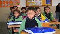 Kızılay Bitlis şubesinden mağdur çocuklara giyim yardımı