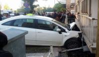 Otomobil askeri lojmanın balkonuna çarptı: 3 yaralı