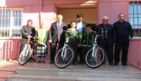 İmam Hatip'i tercih eden başarılı öğrencilere bisiklet hediye edildi