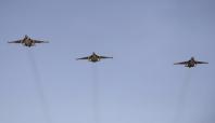 Koalisyon uçakları Suriye askerlerini vurdu