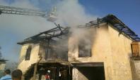Tarsus'ta iki katlı ev yandı