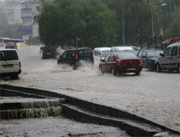 Sağanak yağış Bursayı felç etti