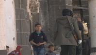 Halkın terk ettiği Sur'da silahlı PKK'liler dikkat çekiyor