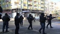 Diyarbakır'da polis aracına saldırı: 1 yaralı