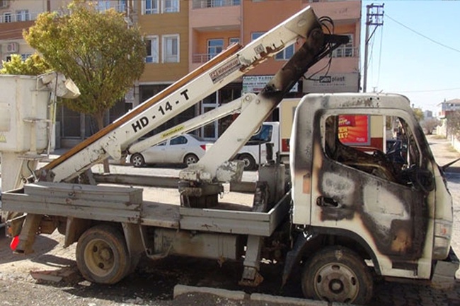 Ceylanpınar'da DEDAŞ'a ait araçlar kundaklandı