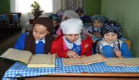 Okuldan çıkan köy çocukları Kur'an Kursu'na gidiyor