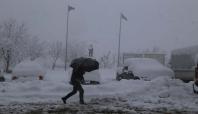 Şırnak'ta yağan kar yağışı hayatı olumsuz etkiliyor