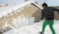 Suriyeliler ekmeklerini kardan çıkarıyor