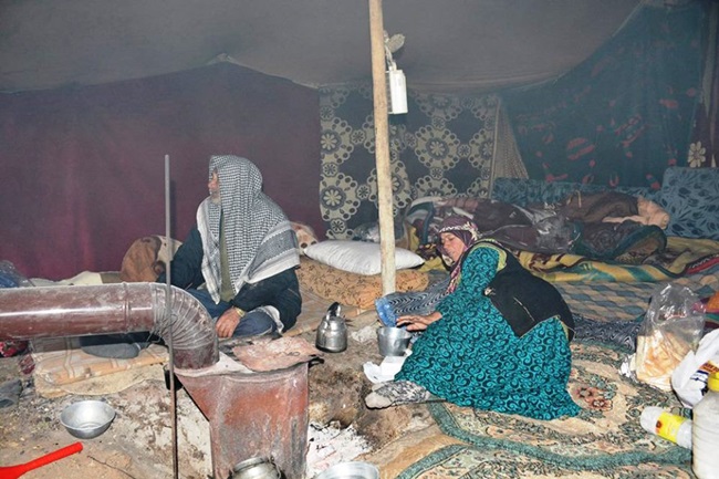 Suriyeli yaşlı çift eksi 4 derecede çadırda yaşıyor