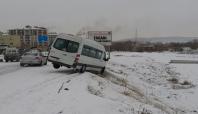 Ergani'de kar yağışı kazalara davetiye çıkardı