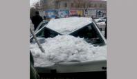 Seyir halindeki araçların üzerine kar düştü: 2 yaralı
