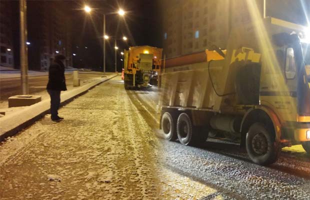 Urfa'da ekipler buzlanmaya karşı alarmda