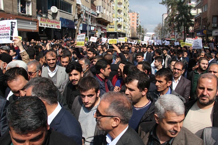 Cum namazı sonrasında Diyarbakırlılar Sokağa döküldü! Özgür gündem karikatörüne sert tepki