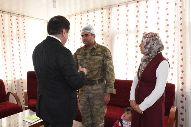 Şanlıurfa Valisi İzzettin Küçük, yaralanan askerleri ziyaret etti