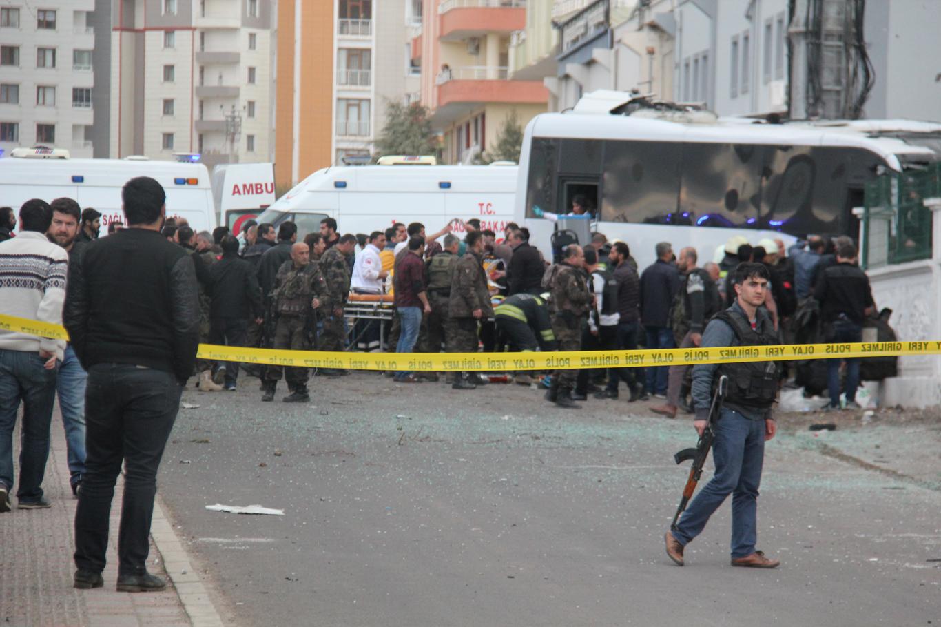 Son dakika! Diyarbakırda bombalı saldırı, ölü ve yaralı var