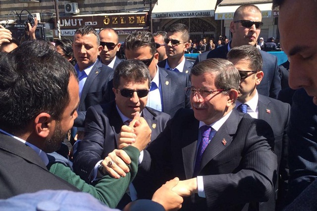 Başbakan Davutoğlu Diyarbakır Ulu Camii'de cuma namazı kıldı