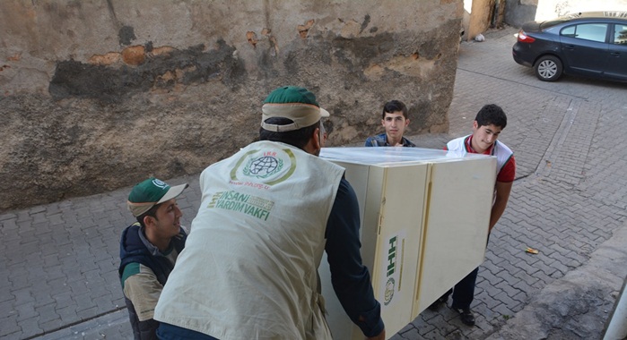 Urfa İHH, 135 muhacir aileye buzdolabı dağıttı
