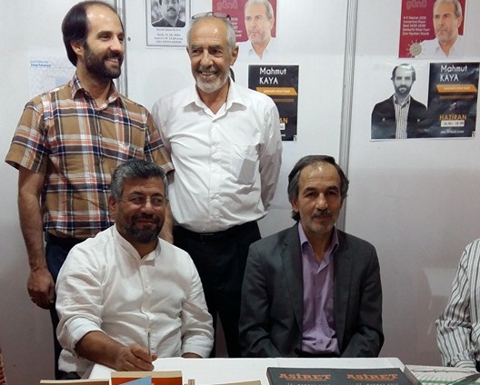 Seyit Ahmet Kaya imza gününde okuyucularıyla buluştu