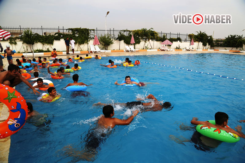 Urfa’da çocuklar yazın havuza koştu