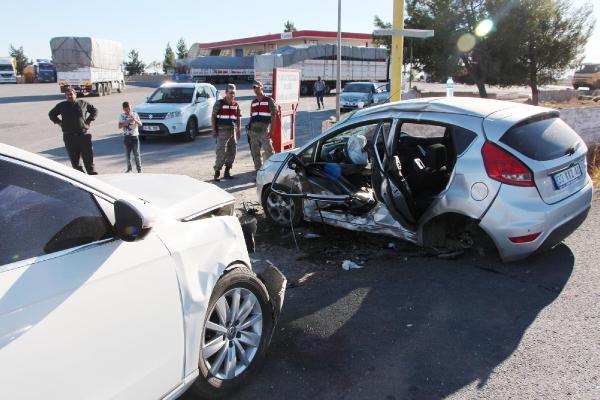 Urfa'da 2 otomobil çarpıştı: 5 yaralı
